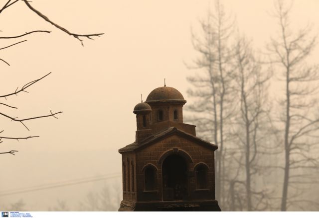 Φωτιά στην Εύβοια – Ραγίζει καρδιές η φωτογραφία με το δακρυσμένο κοριτσάκι