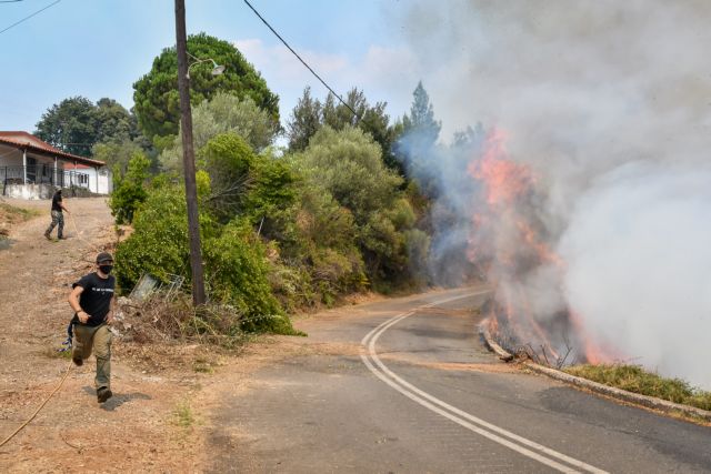 Φωτιές – Μάχη με τις αναζωπυρώσεις σε Μάνη και Ηλεία