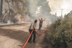 Καταστροφικές πυρκαγιές – Τα λάθη, οι «διαφωνίες» και οι μοιραίες αναζωπυρώσεις