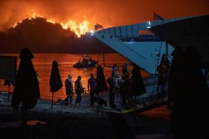 Φωτιές – Πού και πόσοι πολίτες διασώθηκαν με πλωτά μέσα