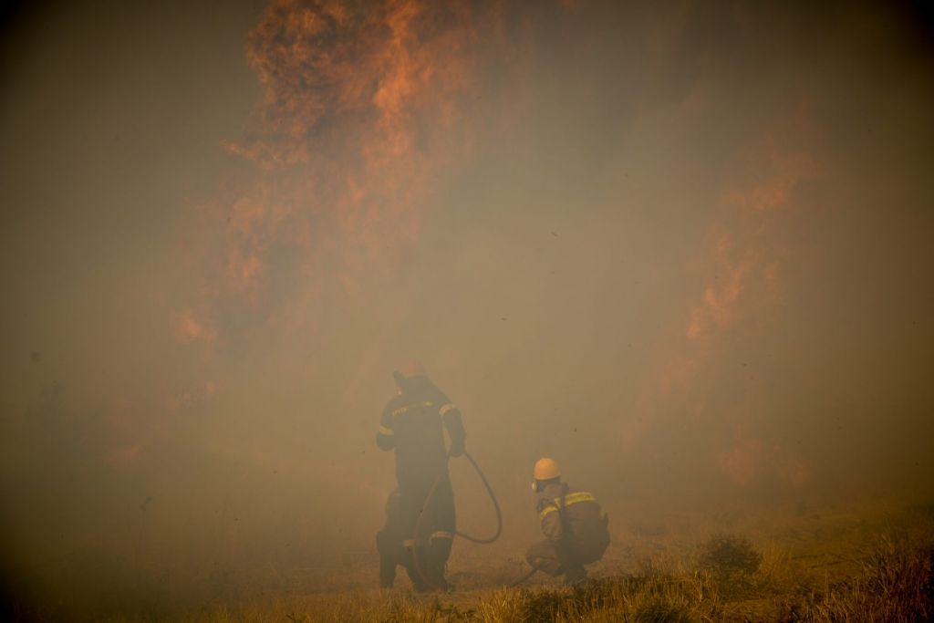 Φωτιά στην Αττική – Νέα εστία στη Μαλακάσα – Τιτάνια μάχη με τις φλόγες και τις αναζωπυρώσεις