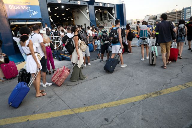 Αδειασαν οι πόλεις – Φόβοι για 10.000 κρούσματα το φθινόπωρο