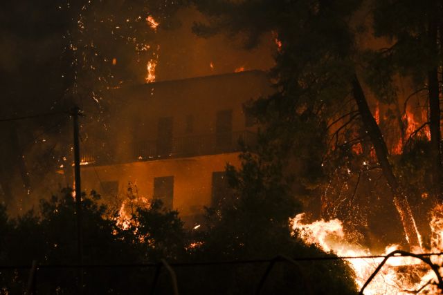 Ακόμα μια δύσκολη νύχτα στην Εύβοια – Βελτιώνεται η κατάσταση στην Αττική