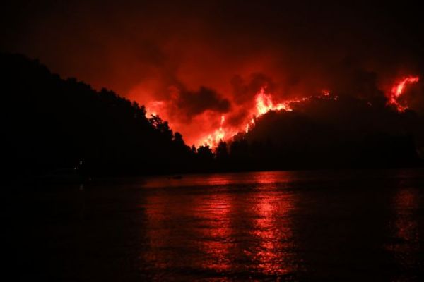 Φωτιά στην Εύβοια – Η βιβλική καταστροφή μέσα από τον φωτογραφικό φακό