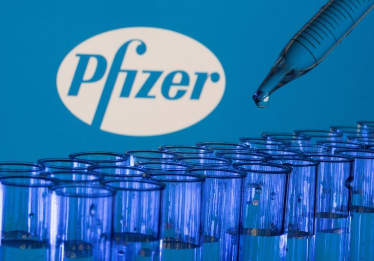 Μπαράζ υποχρεωτικών εμβολιασμών μετά την έγκριση του Pfizer από τον FDA
