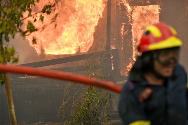 Χάνεται η μάχη για τον Άγιο Στέφανο – Οι φλόγες στο Πευκόφυτο