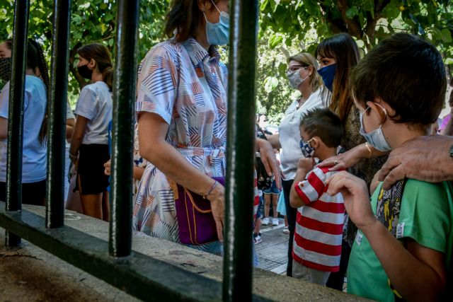 Στα ύψη η ανησυχία για τα σχολεία – Τι θα συμβεί από «έκρηξη» κρουσμάτων