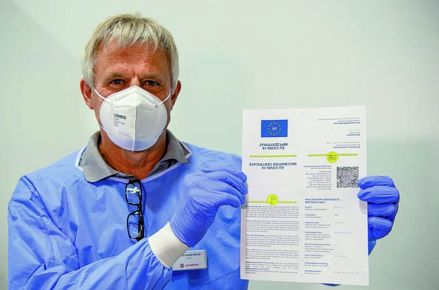 Η Γερμανία σταματά να πληρώνει τους ανεμβολίαστους γιατρούς που μπαίνουν σε καραντίνα