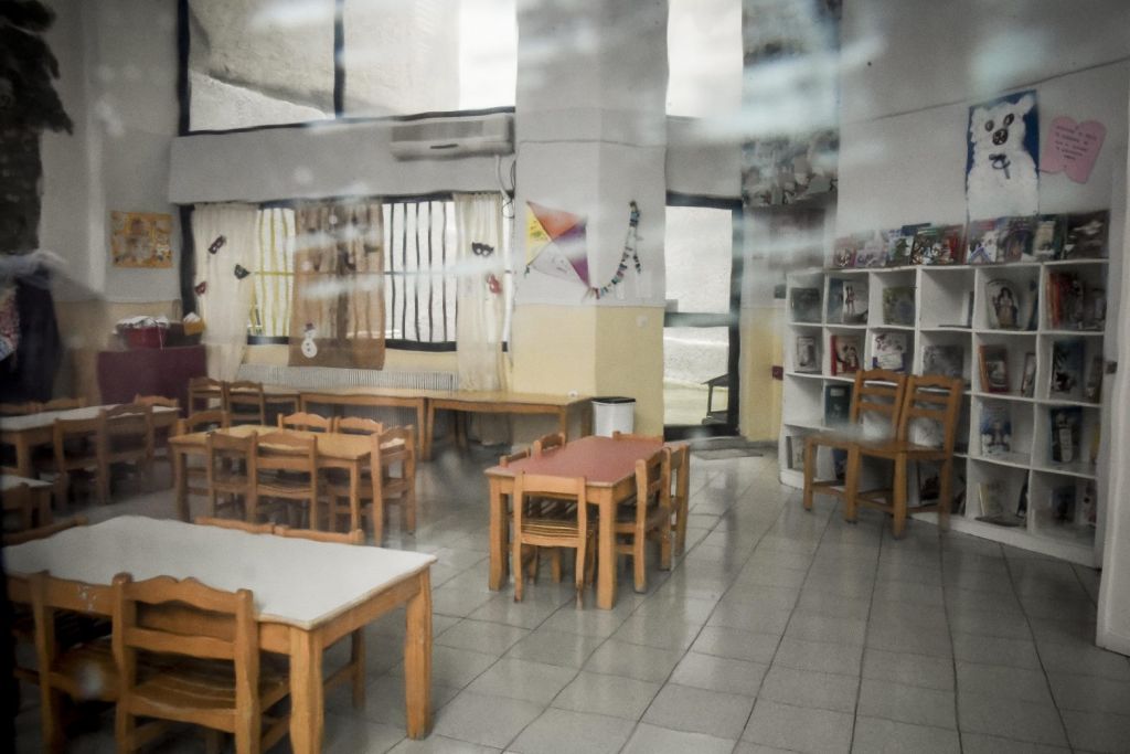 Ελεύθεροι αφέθηκαν οι υπεύθυνοι του παιδικού σταθμού που ξέχασαν για ώρες κοριτσάκι σε σχολικό