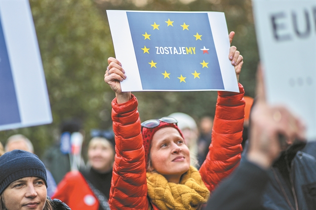 Η Βαρσοβία στην πόρτα της εξόδου από την ΕΕ