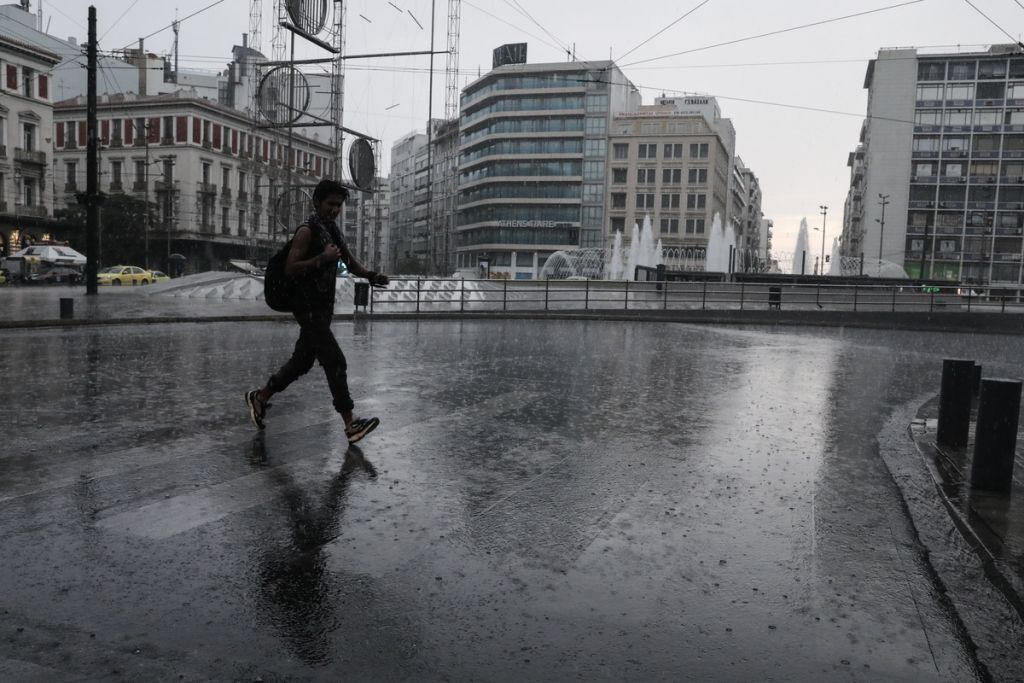 Συνεχίζεται και τη Δευτέρα η κακοκαιρία με βροχές και χαλαζοπτώσεις