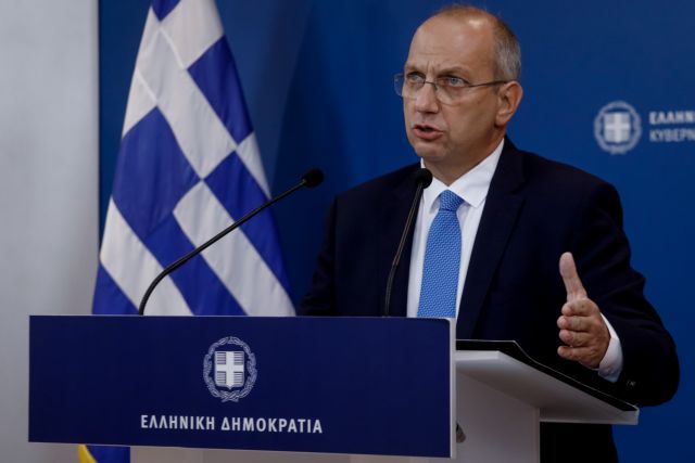 Σε εξέλιξη η ενημέρωση από τον κυβερνητικό εκπρόσωπο Γιάννη Οικονόμου