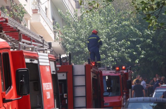 Φωτιά σε πολυκατοικία στη Νέα Σμύρνη – «Φύγαμε σαν τρελοί από τα διαμερίσματά μας»