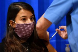 Εμβόλιο και μάσκα τα ισχυρότερα όπλα κατά της πανδημίας