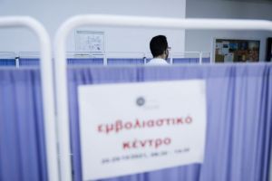 Τρίτη δόση εμβολίου – Υποχρεωτική για τους άνω των 65 ετών