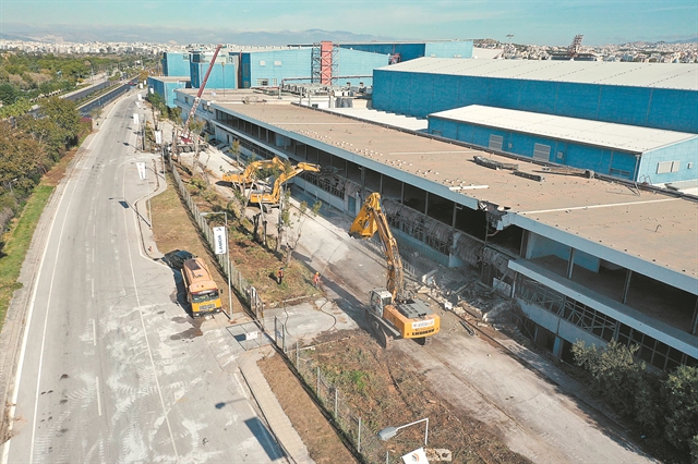 Μπουλντόζες και γερανοί έπιασαν δουλειά στο Ελληνικό