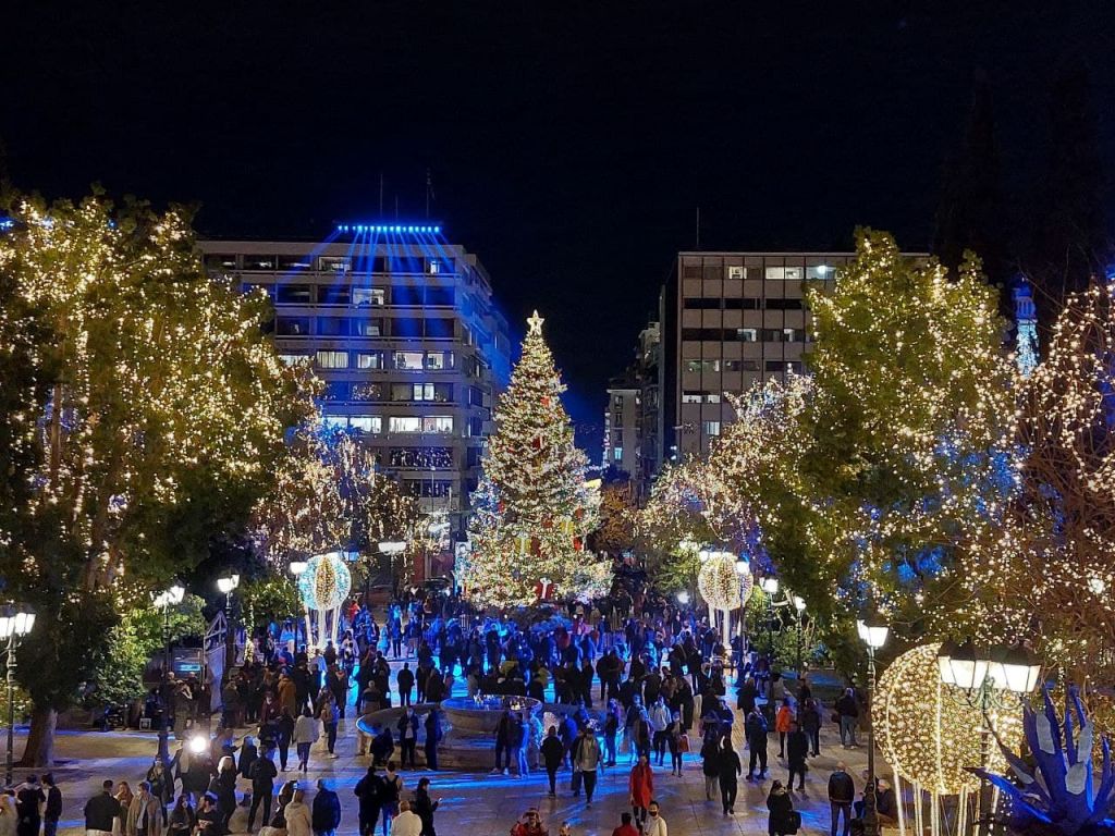 Φωταγωγήθηκε το δέντρο της Αθήνας χωρίς εορτασμούς λόγω κοροναϊού