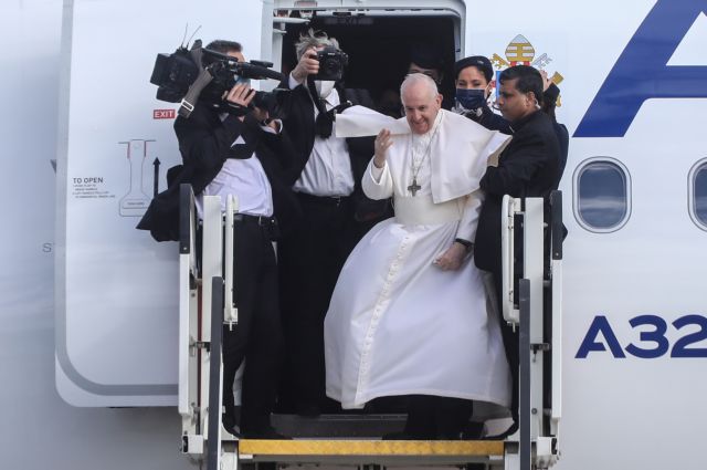Πάπας Φραγκίσκος – Ατύχημα λίγο πριν την αναχώρησή του – Σκόνταψε στη σκάλα του αεροπλάνου