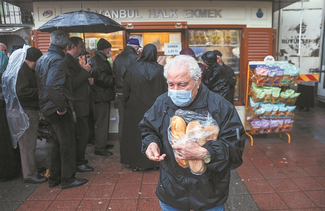 Η λίρα, το Κοράνι και το «ψωμί του λαού»