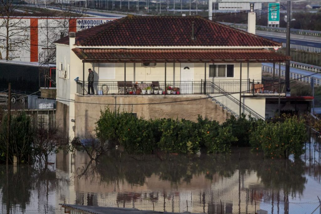 Κακοκαιρία – Σκοτίνα Πιερίας – Ρέμα παρέσυρε αυτοκίνητο – Ανασύρθηκε σορός γυναίκας