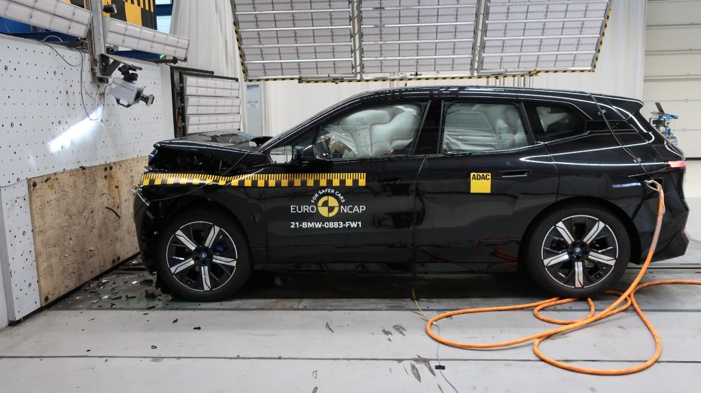 Εντυπωσιακό βίντεο δείχνει πως …στραπατσάρουν στα κρας τεστ το νέο, πανάκριβο ηλεκτρικό BMW iX