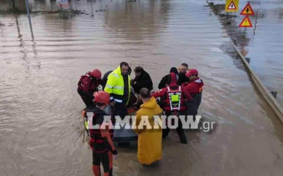 Κακοκαιρία – Πλημμύρισε ο Σπερχειός – Απεγκλωβισμός πολιτών με βάρκες