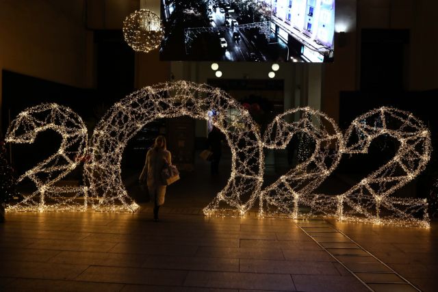 Κοροναϊός – Εφιαλτικά σενάρια για 20.000 κρούσματα έως τα τέλη Ιανουαρίου – «Κλειδώνουν» τη Δευτέρα τα νέα μέτρα