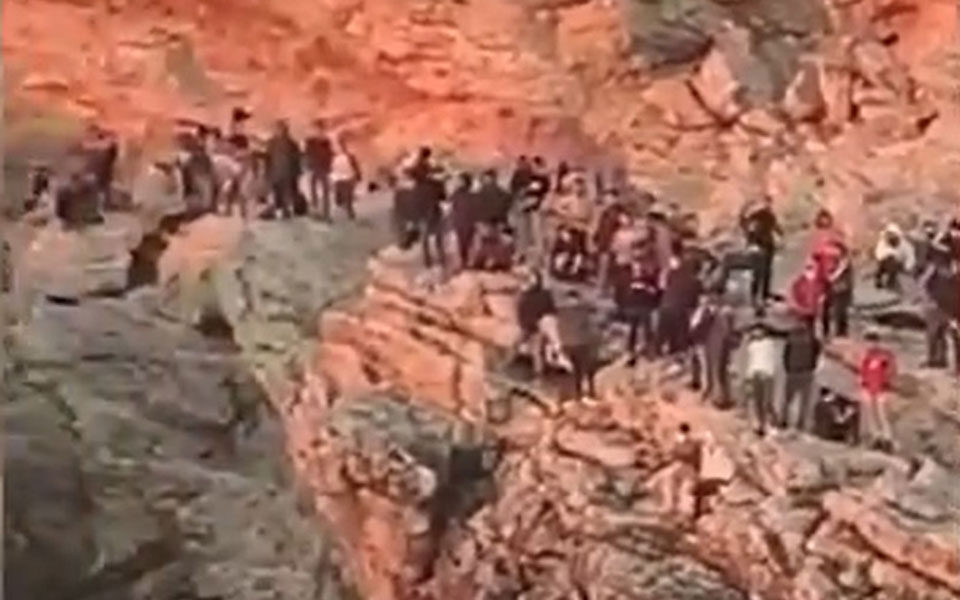 Αντικύθηρα – Βίντεο από τον απεγκλωβισμό 90 μεταναστών από βραχονησίδα – Επτά οι νεκροί