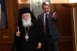 Στη Διαρκή Ιερά Σύνοδο ο Μητσοτάκης – Του απονεμήθηκε το μετάλλιο της ΔΙΣ για τα 200 χρόνια από το’21