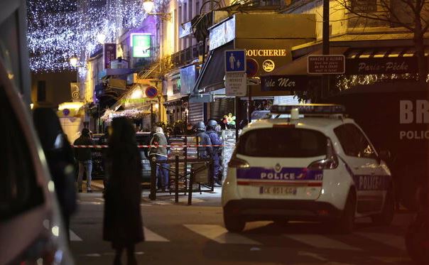 Γαλλία – Συνελήφθη ο άνδρας που κρατούσε ομήρους δύο γυναίκες στο Παρίσι