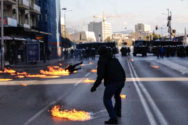 Θεσσαλονίκη – Ελεύθερη με όρους η 26χρονη για τη μολότοφ