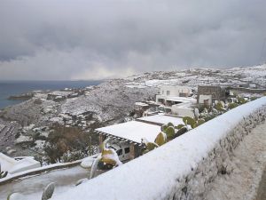 Στα λευκά ντύθηκαν οι Κυκλάδες