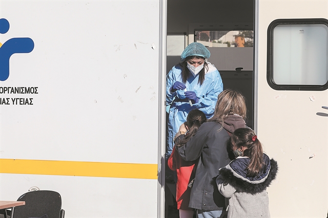 Αυξάνονται τα κρούσματα, υποχωρούν οι «σκληροί» δείκτες