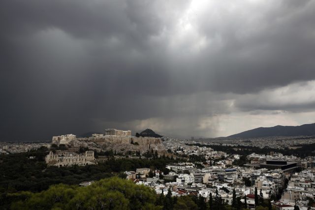 Καιρός – Σκοτείνιασε ο ουρανός της Αττικής – Ισχυρή καταιγίδα στο Λεκανοπέδιο