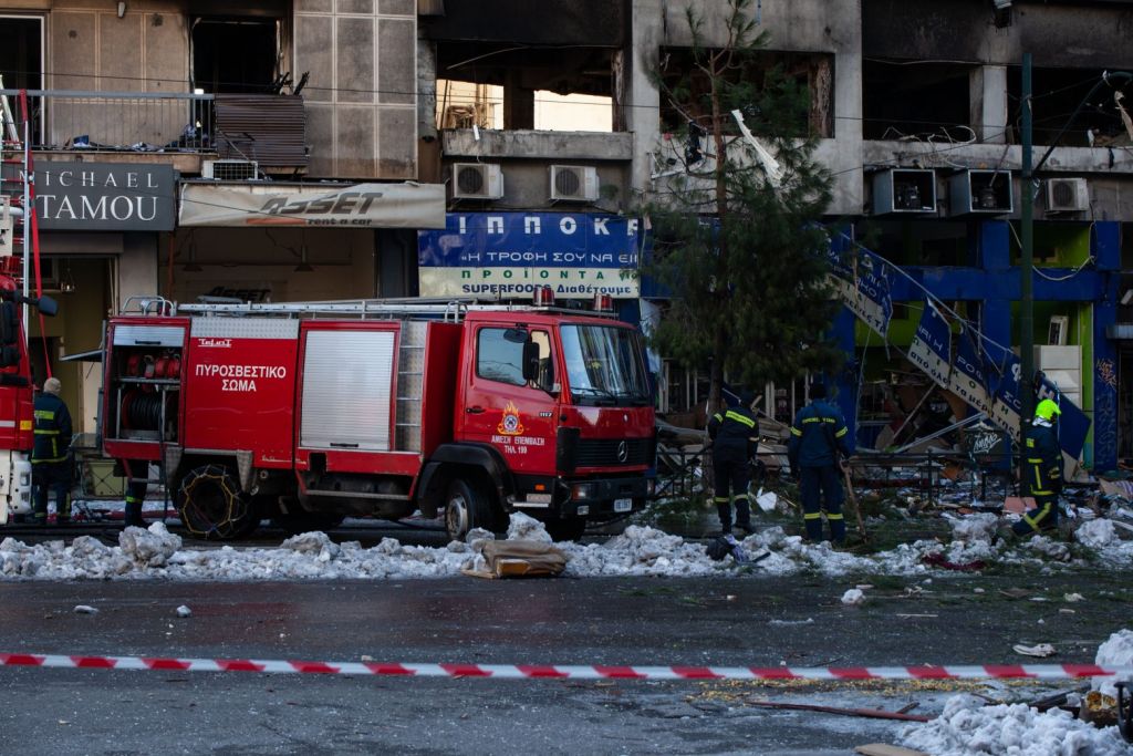 Έκρηξη στη Συγγρού: Ελέγχουν τζαμαρίες και το δίκτυο φυσικού αερίου μετά την έκρηξη