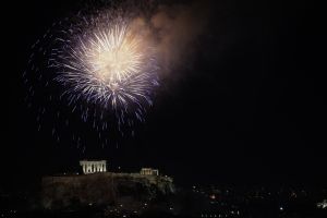 Με φαντασμαγορικό θέαμα, γεμάτο φως και λάμψη υποδέχθηκε η Αθήνα το 2022