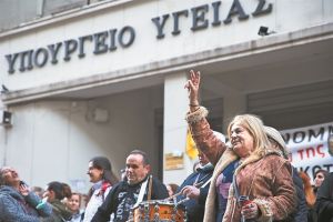 Επάνοδο στην κανονικότητα σταδιακά βλέπει ο Σωτήρης Τσιόδρας