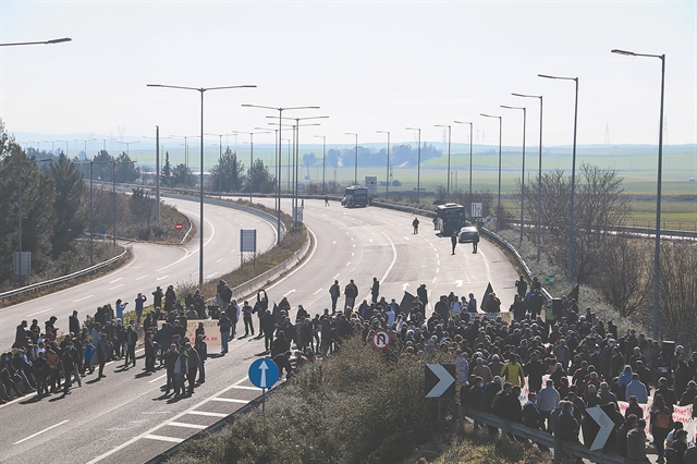 Ζεσταίνουν τα τρακτέρ οι αγρότες για νέα μπλόκα