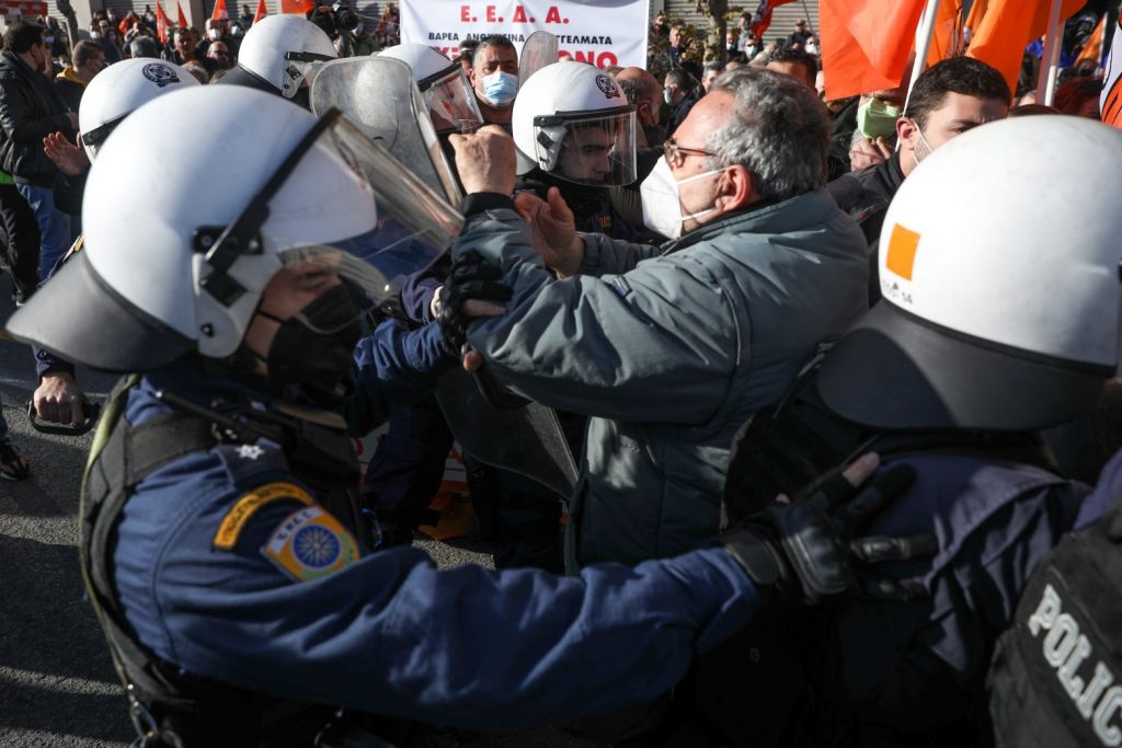 ΠΟΕΔΗΝ: Μεγάλη συγκέντρωση έξω από το Γενικό Λογιστήριο του Κράτους – Επεισόδια με χημικά