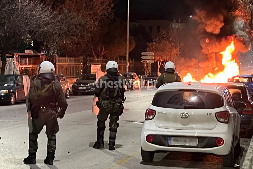 Θεσσαλονίκη: Κουκουλοφόροι πέταξαν μολότοφ σε διμοιρία των ΜΑΤ