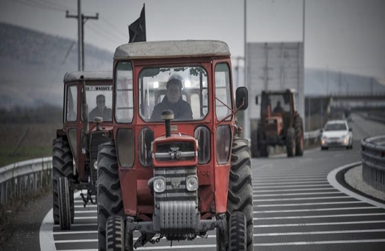 Λάρισα: Στο κόμβο της Νίκαιας έφτασαν τα τρακτέρ αγροτών από τη Θεσσαλία