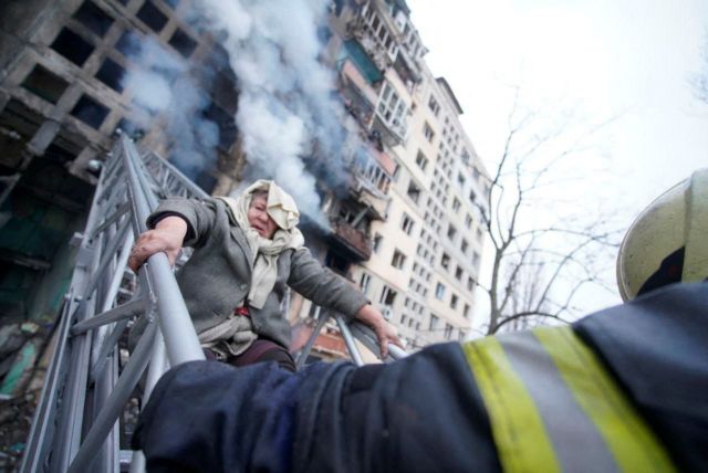 Ουκρανία: Βομβάρδισαν πολυκατοικία εννιά ορόφων στο Κίεβο