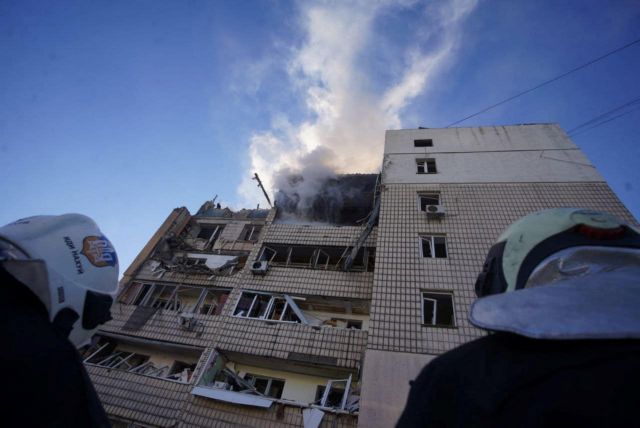 Ουκρανία: Νέος βομβαρδισμός πολυκατοικίας με τραυματίες στο Κίεβο