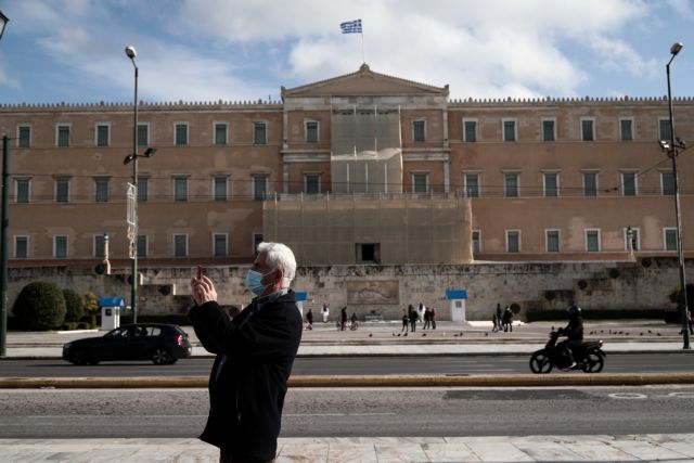 Κοροναϊός: Πόσο πιθανό είναι να νοσήσουν με κοροναϊό οι εμβολιασμένοι – «Η 4η δόση  θα γίνει σε όλους»