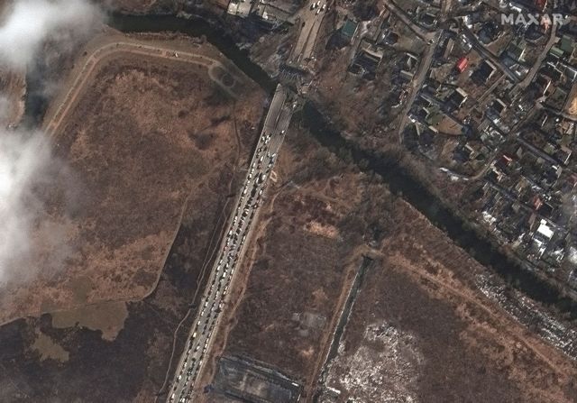 Πόλεμος στην Ουκρανία: Δορυφορικές φωτογραφίες δείχνουν πως το κονβόι έξω από το Κίεβο πήρε θέσεις μάχης