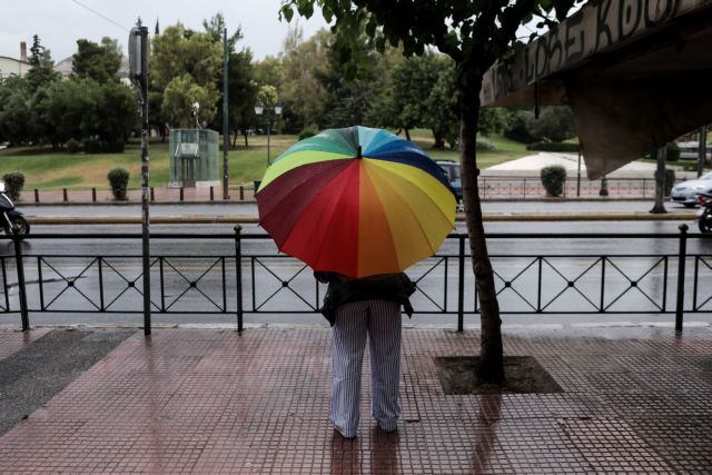 Καιρός: Συννεφιές και νοτιάδες τη Δευτέρα