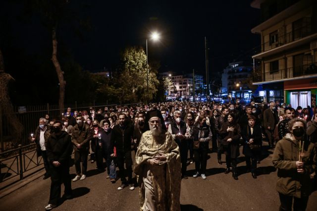 Κοσμοσυρροή στην περιφορά του Επιταφίου