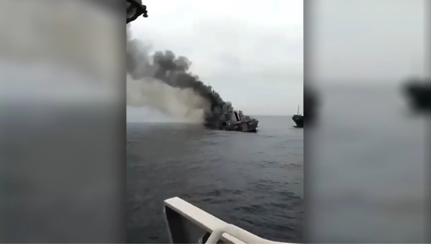 Διεθνή ΜΜΕ επιβεβαιώνουν ότι το πλοίο που καίγεται στις φωτογραφίες είναι το Moskva