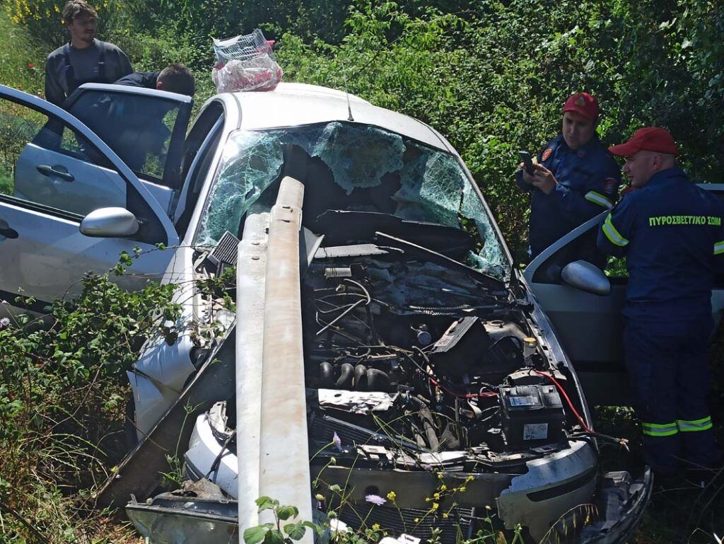 Αμφιλοχία: Οι μπάρες «εμβόλισαν» ΙΧ αυτοκίνητο σε σοκαριστικό τροχαίο