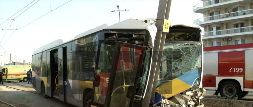 Τροχαίο στην παραλιακή: Λεωφορείο έπεσε στις κολώνες του Τραμ